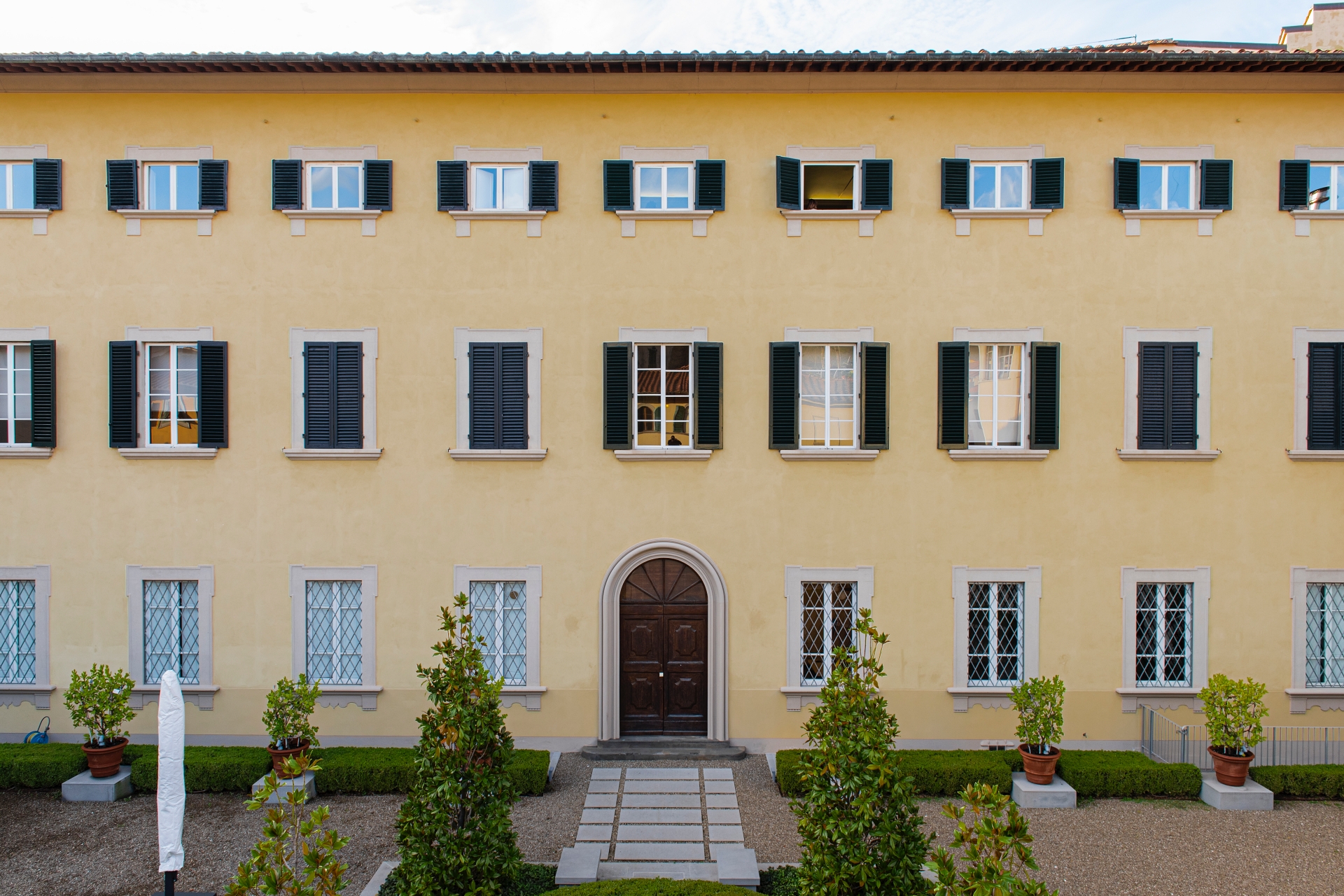 The garden facade of the Monash University Prato Centre